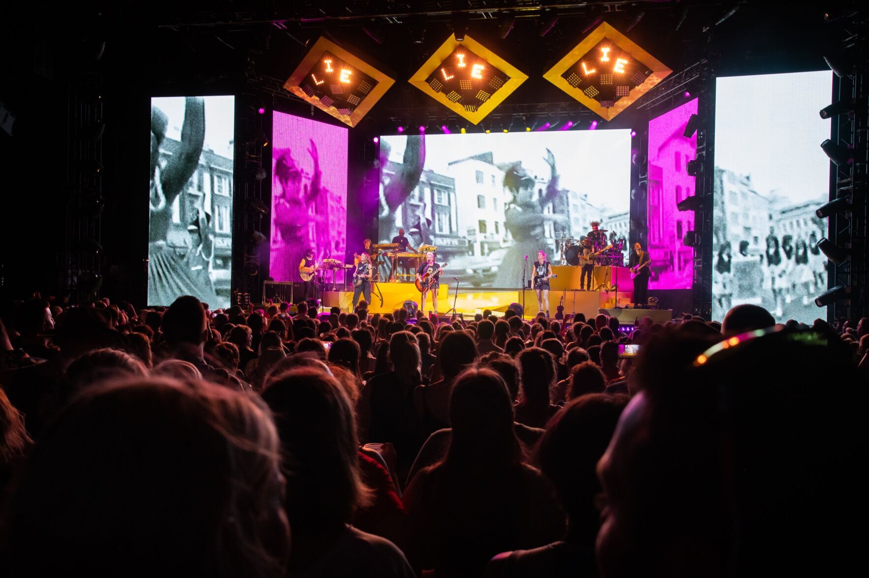 The Chicks kick off summer tour at Hollywood Casino Amphitheatre